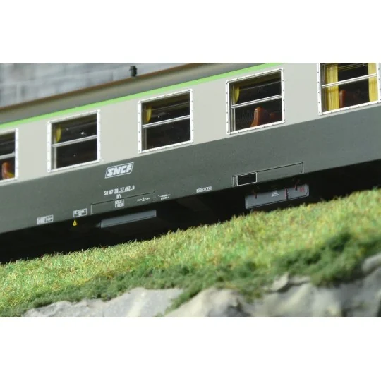 R37_HO42515-R37 HO42515 USI passenger car, B10t, Y24 bogies, Sotteville, illuminated