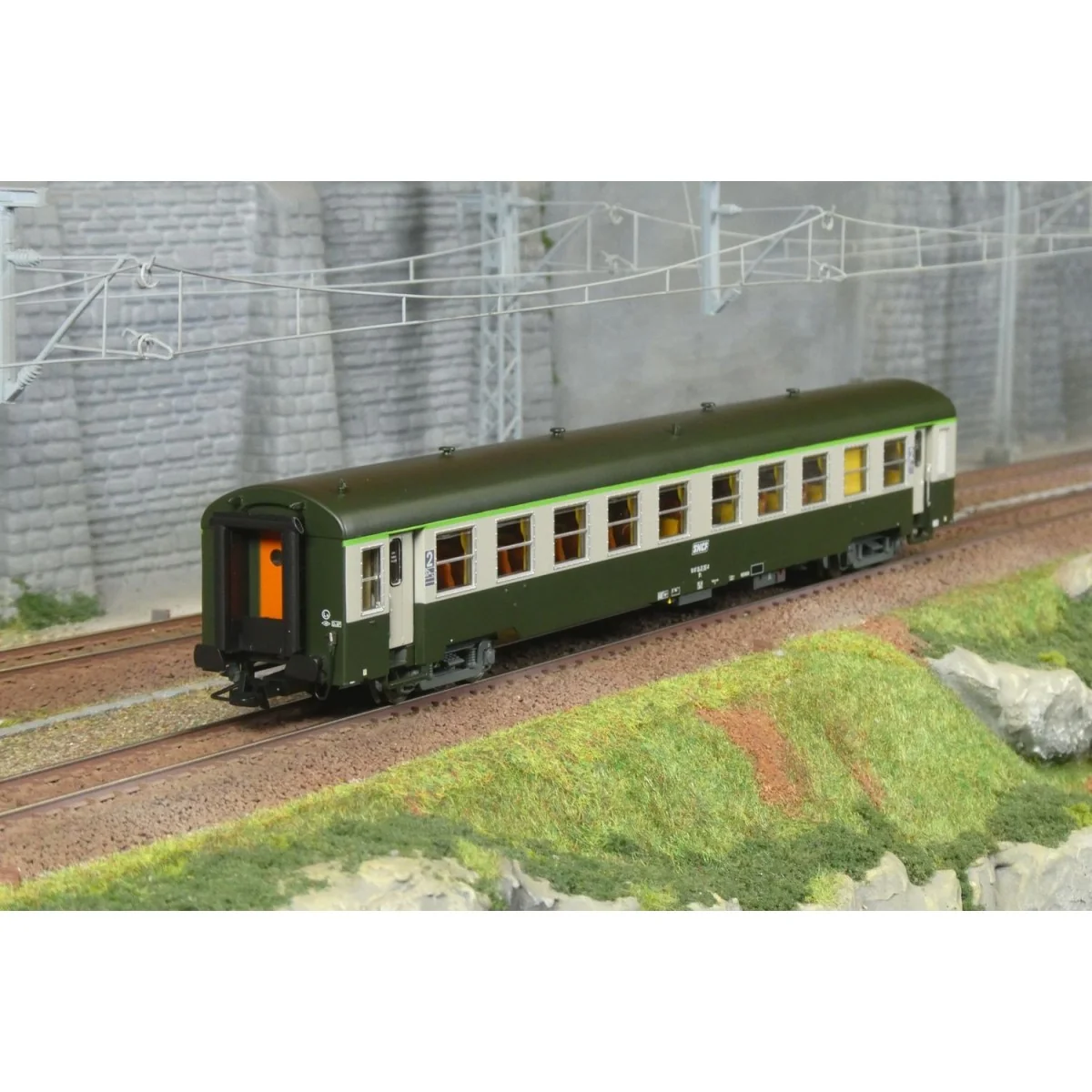 USI B10t passenger car, SNCF (Dijon) – R37 HO42503 – Illuminated HO