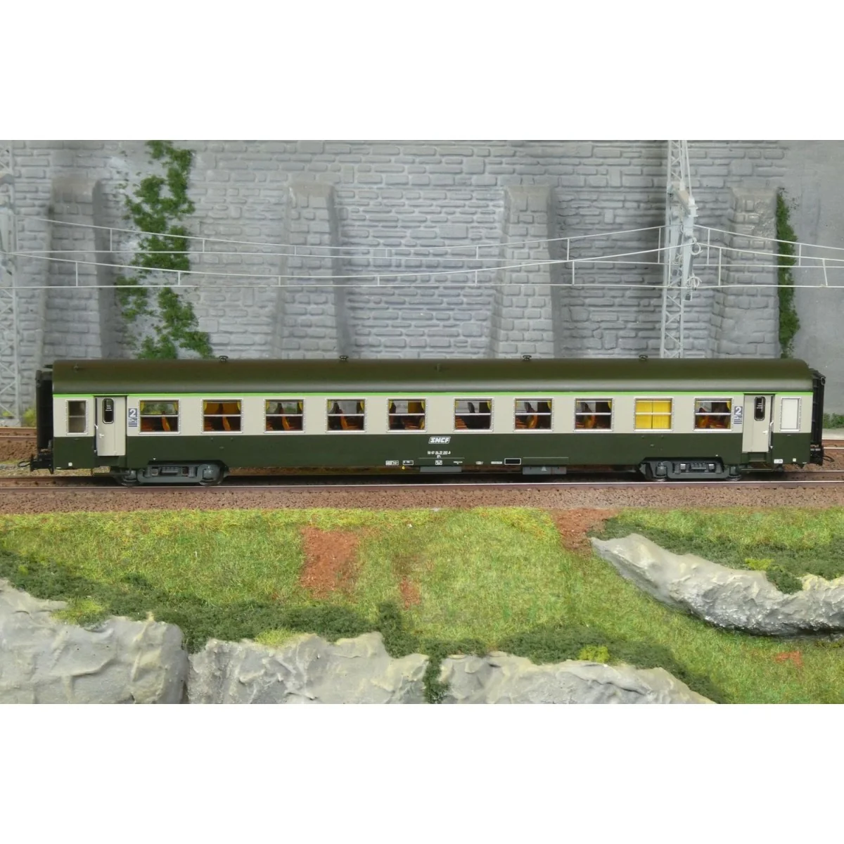 USI B10t passenger car, SNCF (Dijon) – R37 HO42503 – Illuminated HO