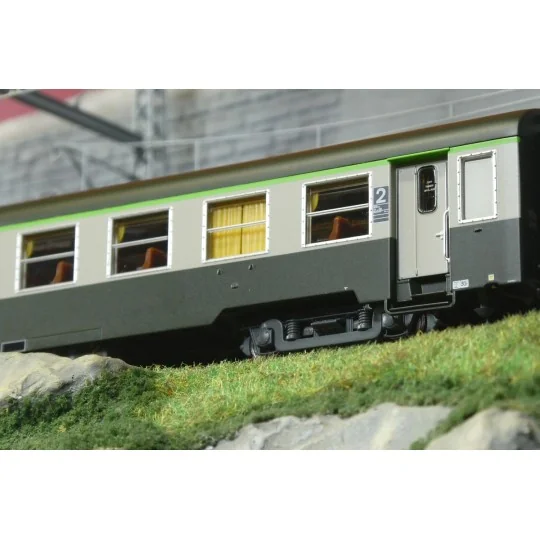 R37_HO42503-R37 HO42503 USI passenger car, B10t, Y16 bogies, UIC inter-car gangway, Dijon, illuminated