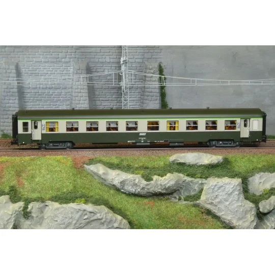 R37_HO42502-R37 HO42502 Voiture voyageurs USI, B10t, bogies Y16, soufflets, Clermont, éclairée