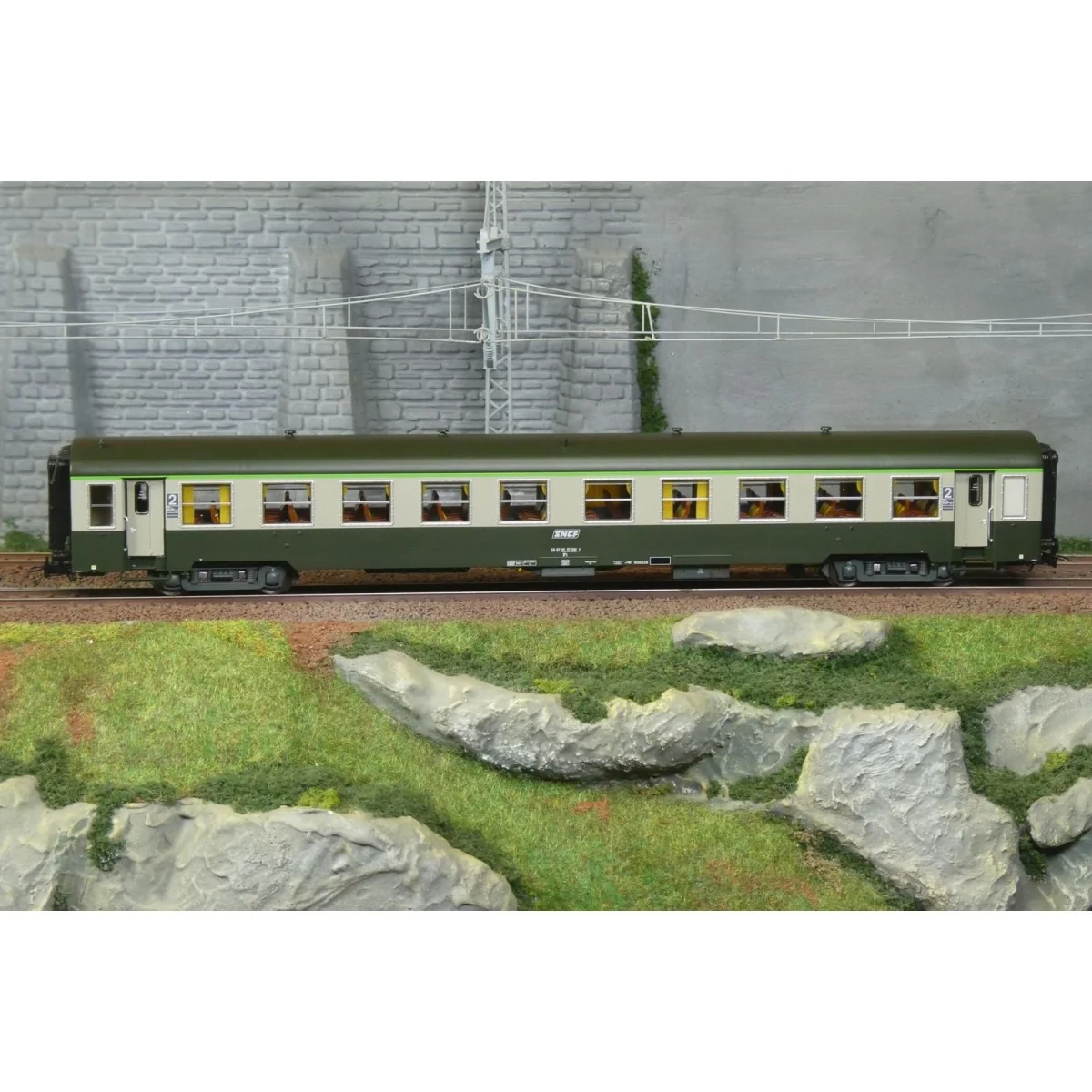 Voiture voyageurs USI B10t, SNCF (Clermont) – R37 HO42502 – Éclairé...