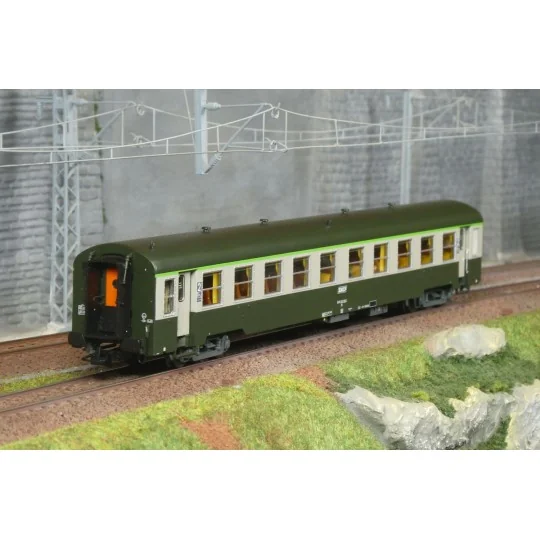 R37_HO42502-R37 HO42502 USI passenger car, B10t, Y16 bogies, bellows, Clermont, illuminated