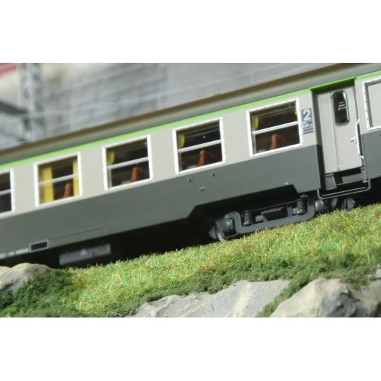 R37_HO42502-R37 HO42502 USI passenger car, B10t, Y16 bogies, bellows, Clermont, illuminated