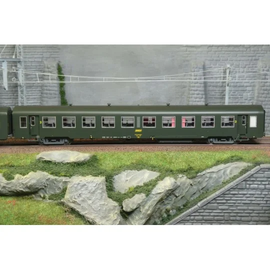 MW_40032-2 USI Bmyfi U61 SNCF HO coaches LS Models MW40029 – Illuminated HO