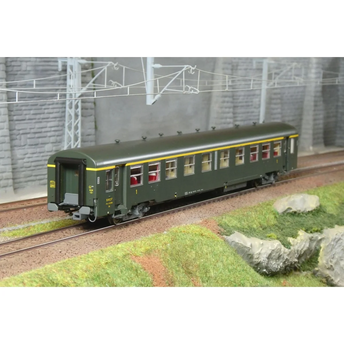 USI B10t U61 coach, SNCF - Models World MW40031 - Illuminated HO