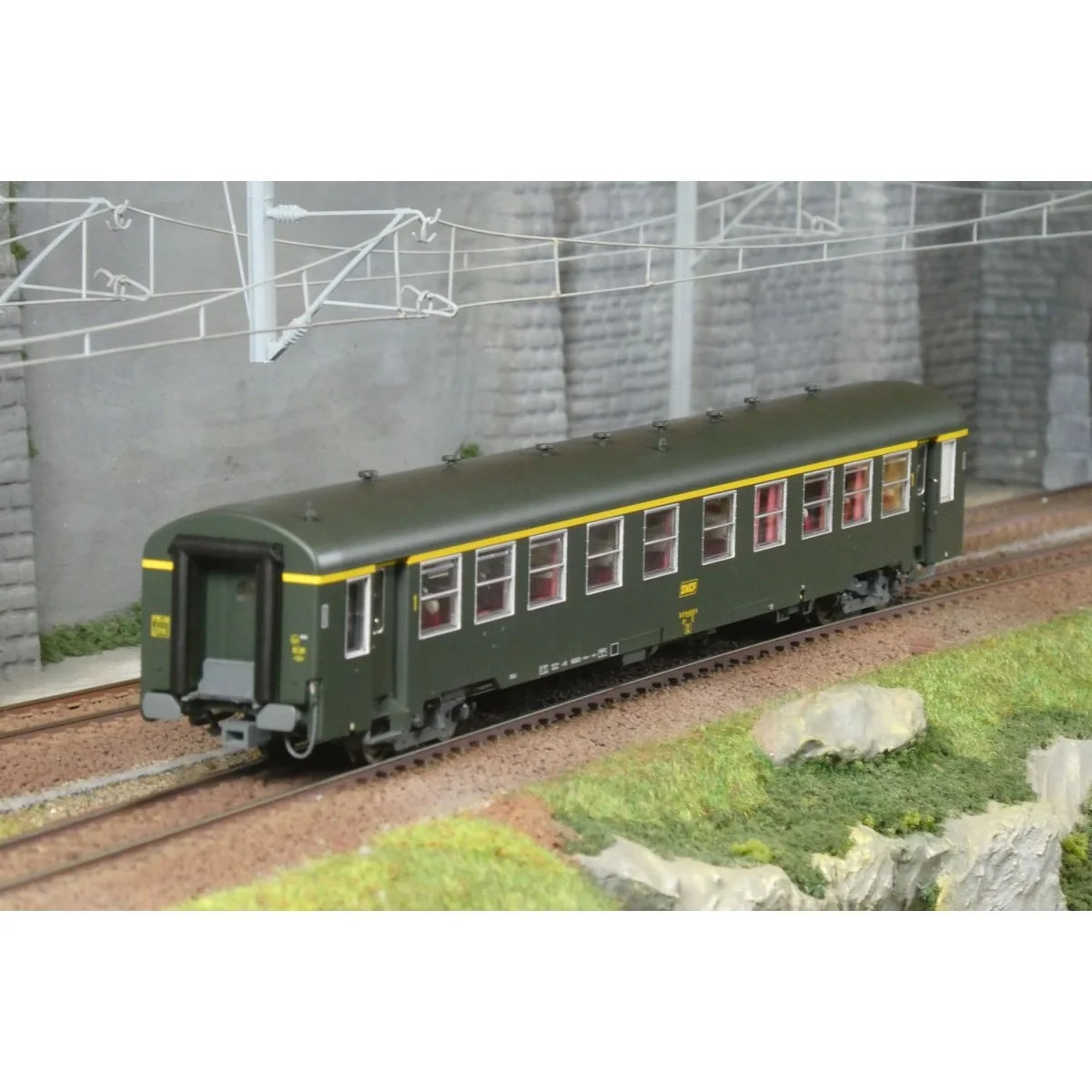 Long USI At4 U62 SNCF coach, green, with yellow framed logo – Model...