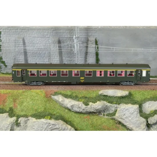 MW_40033-Voiture USI A4t4t U62 SNCF verte 1956 HO – Models World 40030