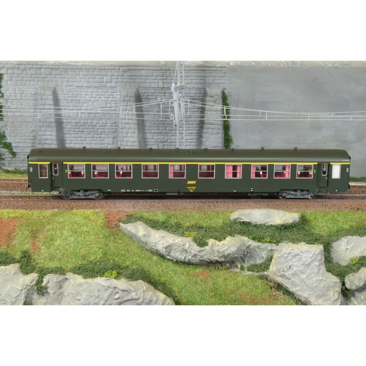 Long USI At4 U62 SNCF coach, green, with yellow framed logo – Model...