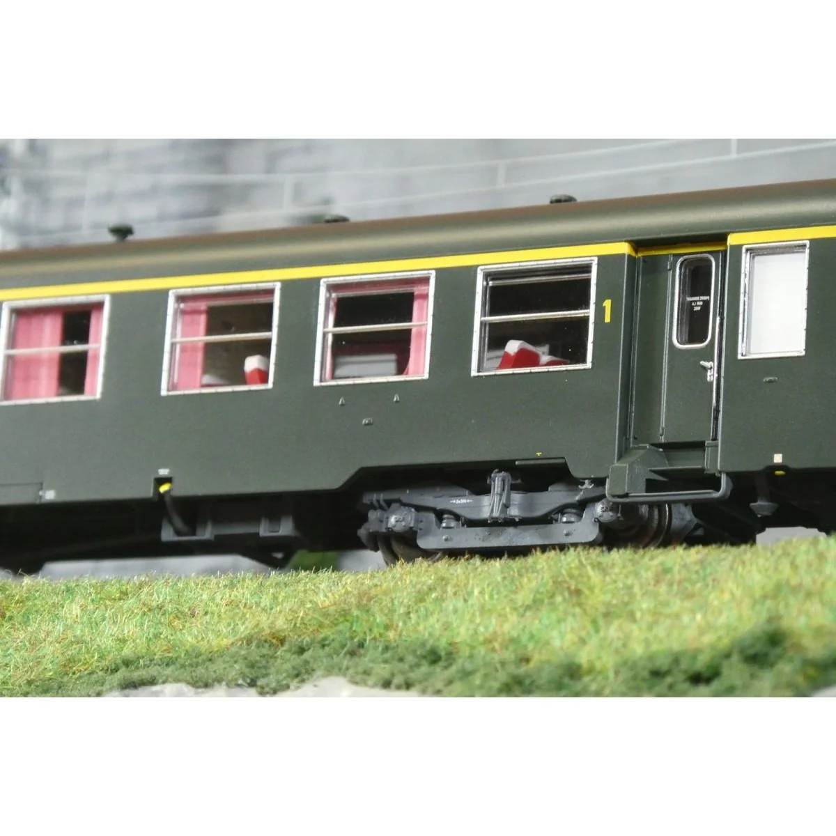 Long USI At4 U62 SNCF coach, green, with yellow framed logo – Model...