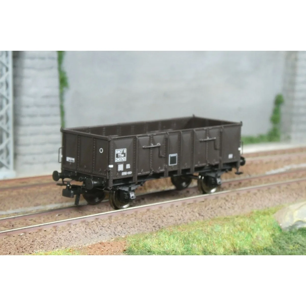 Ree Modeles WB918 Metal-bodied tipper wagon, SNCF, ep.III Ree Modeles WB918 Metal-bodied tipper wagon, SNCF, ep.III