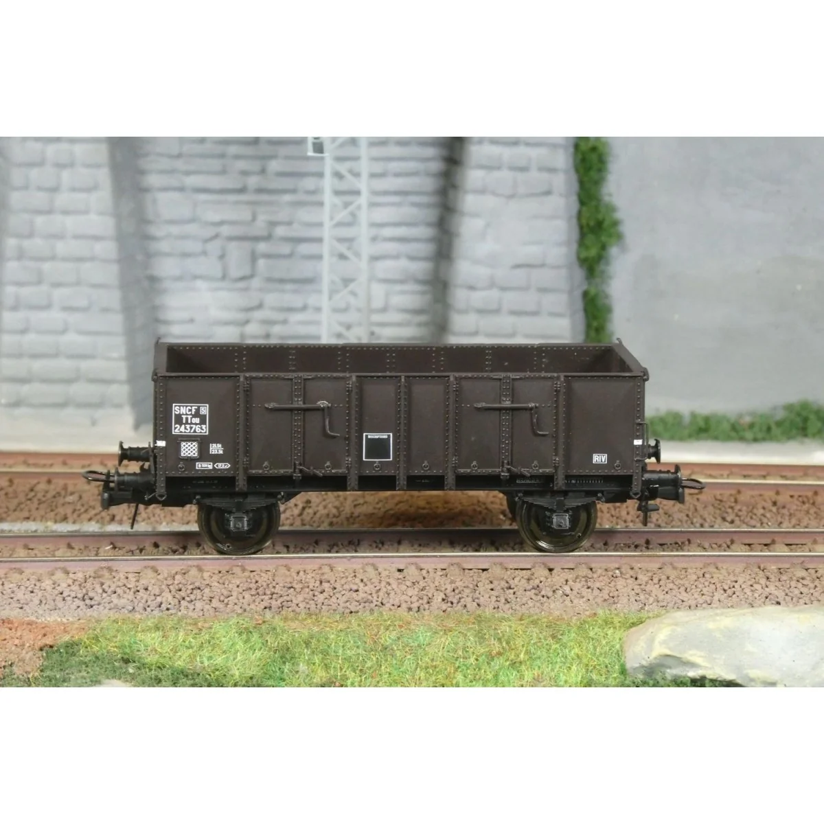 Ree Modeles WB918 Metal-bodied tipper wagon, SNCF, ep.III Ree Modeles WB918 Metal-bodied tipper wagon, SNCF, ep.III