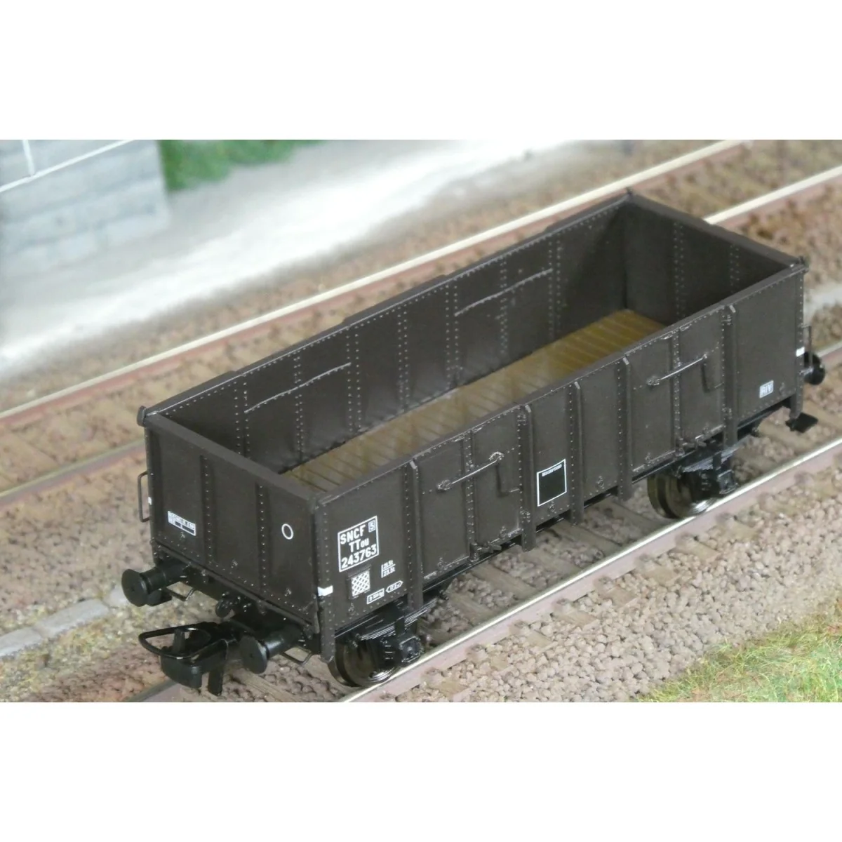Ree Modeles WB918 Metal-bodied tipper wagon, SNCF, ep.III Ree Modeles WB918 Metal-bodied tipper wagon, SNCF, ep.III