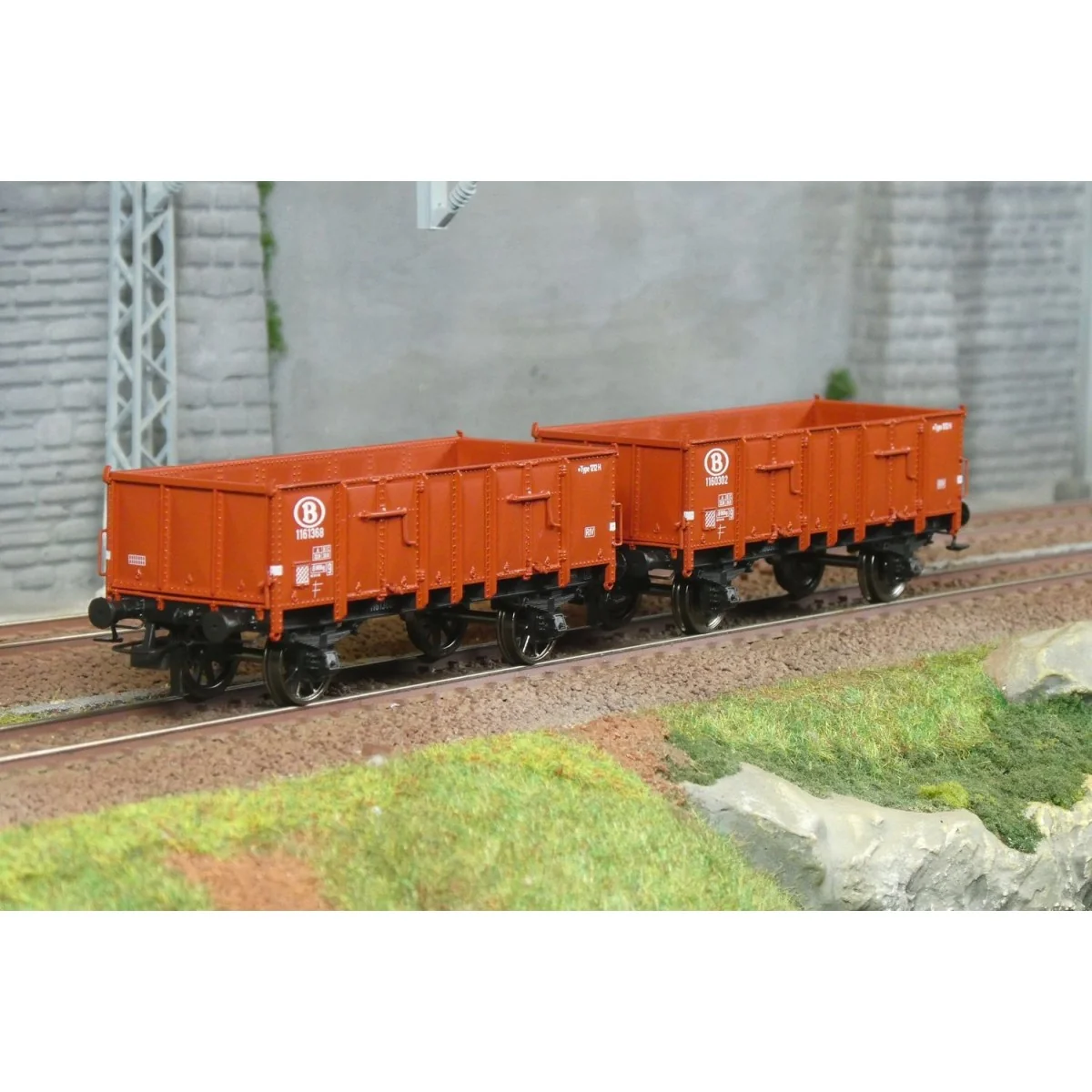 Ree Modeles WB923 Set of 2 open wagons with metal bodies, brown, SN... Ree Modeles WB923 Set of 2 open wagons with metal bodies, brown, SN...