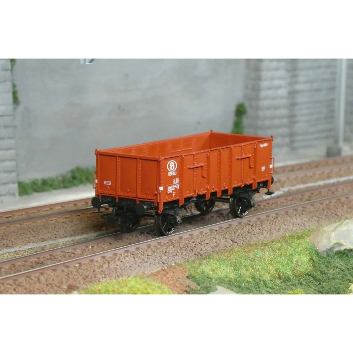 Ree Modeles WB924 Tipper Wagon with metal body, brown, SNCB, ep.III Ree Modeles WB924 Tipper Wagon with metal body, brown, SNCB, ep.III