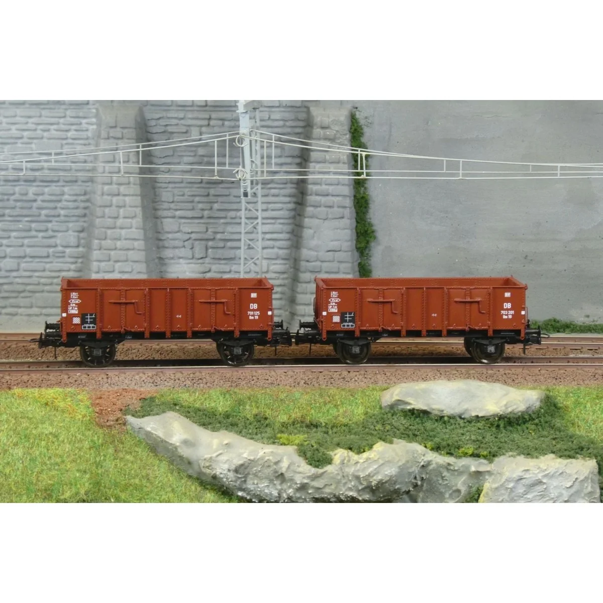 Ree Modeles WB926 Set of 2 Metal Body Dump Wagons, DB, Era III Ree Modeles WB926 Set of 2 Metal Body Dump Wagons, DB, Era III