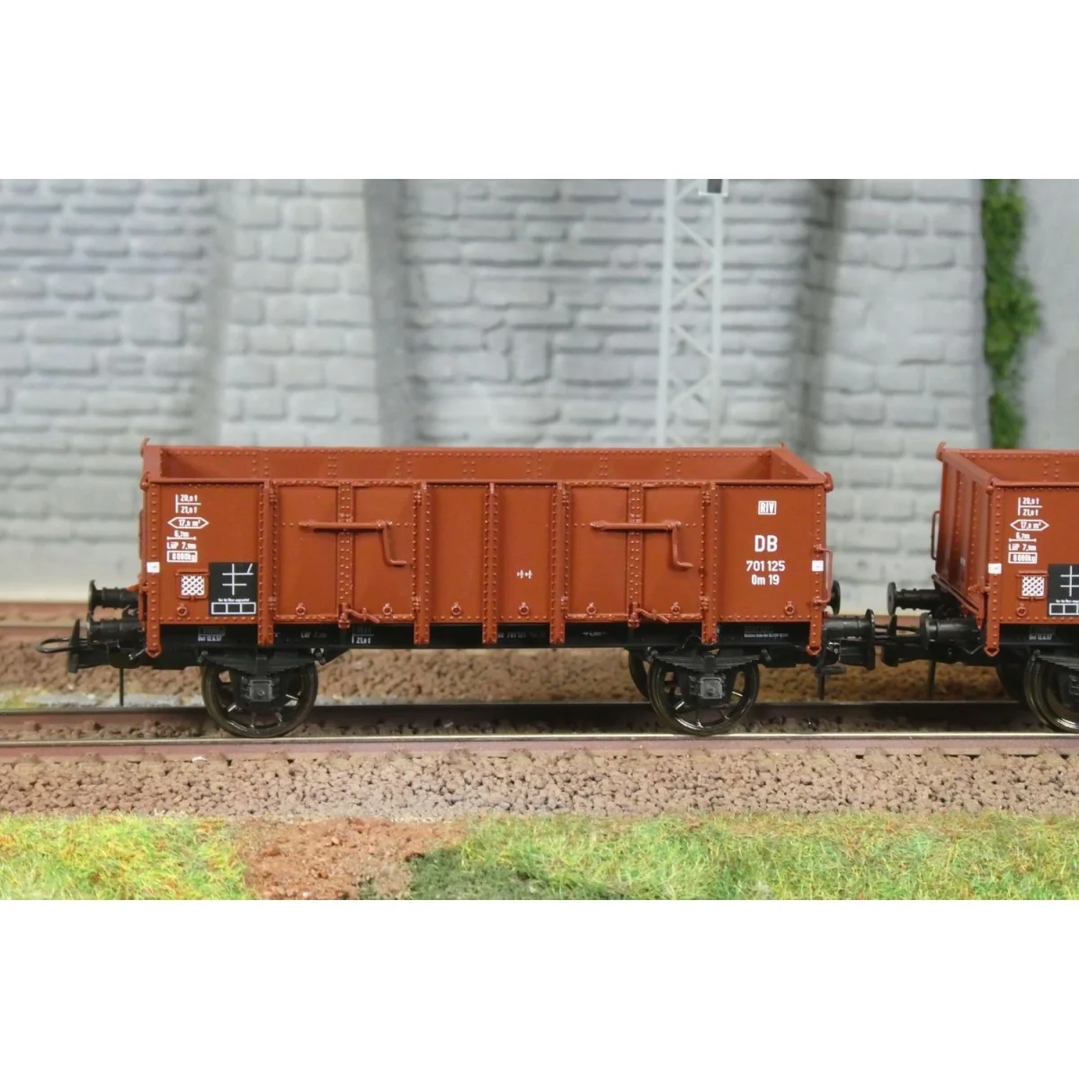 Ree Modeles WB926 Set of 2 Metal Body Dump Wagons, DB, Era III Ree Modeles WB926 Set of 2 Metal Body Dump Wagons, DB, Era III