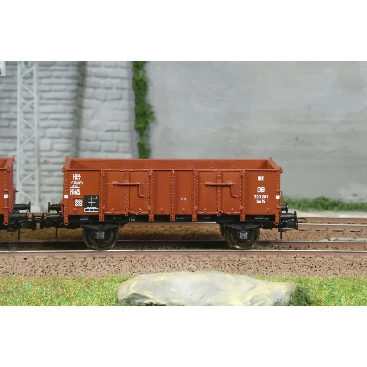 Ree Modeles WB926 Set of 2 Metal Body Dump Wagons, DB, Era III Ree Modeles WB926 Set of 2 Metal Body Dump Wagons, DB, Era III