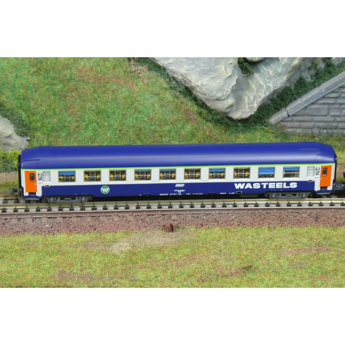 2 UIC couchette cars B9c9x 2nd class Wasteels SNCF livery - REE NW-...