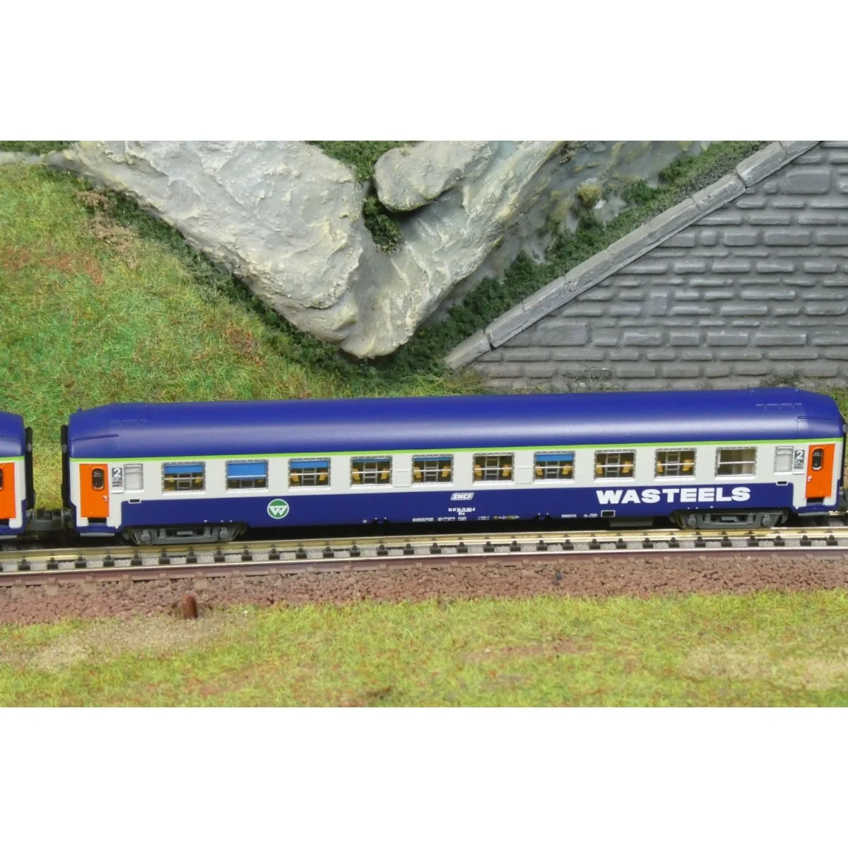 2 UIC couchette cars B9c9x 2nd class Wasteels SNCF livery - REE NW-...