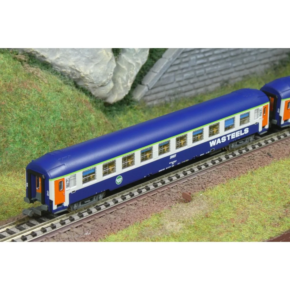 2 UIC couchette cars B9c9x 2nd class Wasteels SNCF livery - REE NW-...