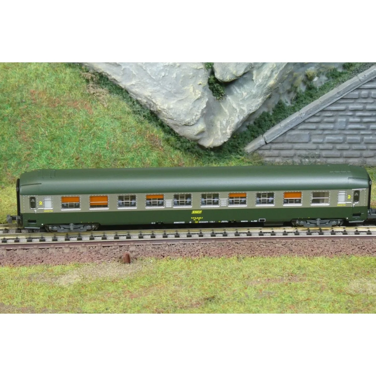 2 UIC B9c9x 2CL sleeping cars with yellow framed SNCF logo - REE NW...