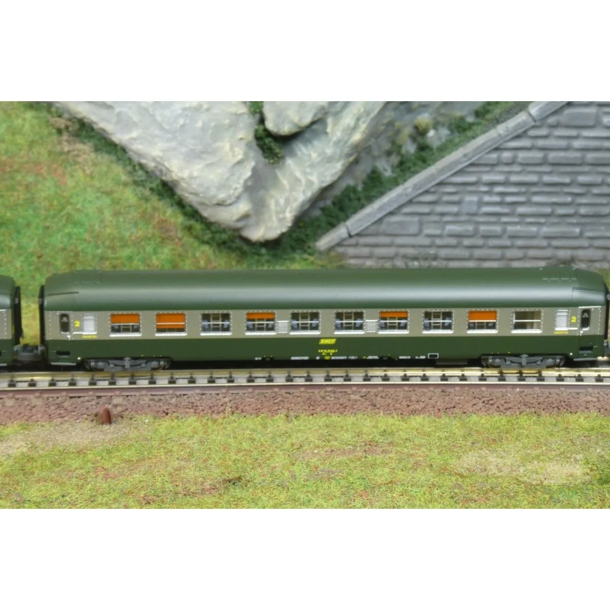 2 UIC B9c9x 2CL sleeping cars with yellow framed SNCF logo - REE NW...