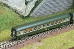 Set of 2 UIC B9c9x 2CL sleeping cars with yellow framed SNCF logo -...