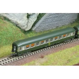 2 UIC B9c9x 2CL sleeping cars with yellow framed SNCF logo - REE NW...