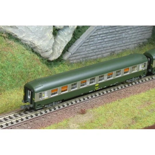 Set of 2 UIC B9c9x 2CL sleeping cars with yellow framed SNCF logo -... NW-344-2 couchette coaches UIC B9c9x 2CL TEN livery white “Nouille” logo SNCF REE NW-352 N 1/160 - NW-344