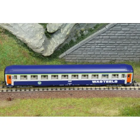 UIC B9c9x 2nd class sleeping car. Wasteels white framed logo SNCF -... NW-349-UIC B9c9x 2nd class sleeping car, TEN SNCF livery - REE NW-353 - N 1/160 - NW-349