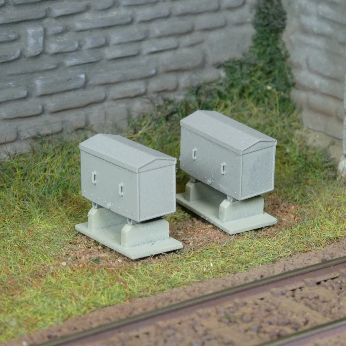 Battery box/crate x 2 SNCF size L, painted and ready to display - R... Battery box/crate x 2 SNCF size L, painted and ready to display - R...