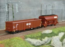Set of 2 Chemoil freight wagons - Roco 6600221, H0 1/87