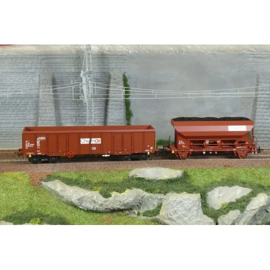 ROCO_6600221-Set of 2 Chemoil freight wagons - Roco 6600221, H0 1/87
