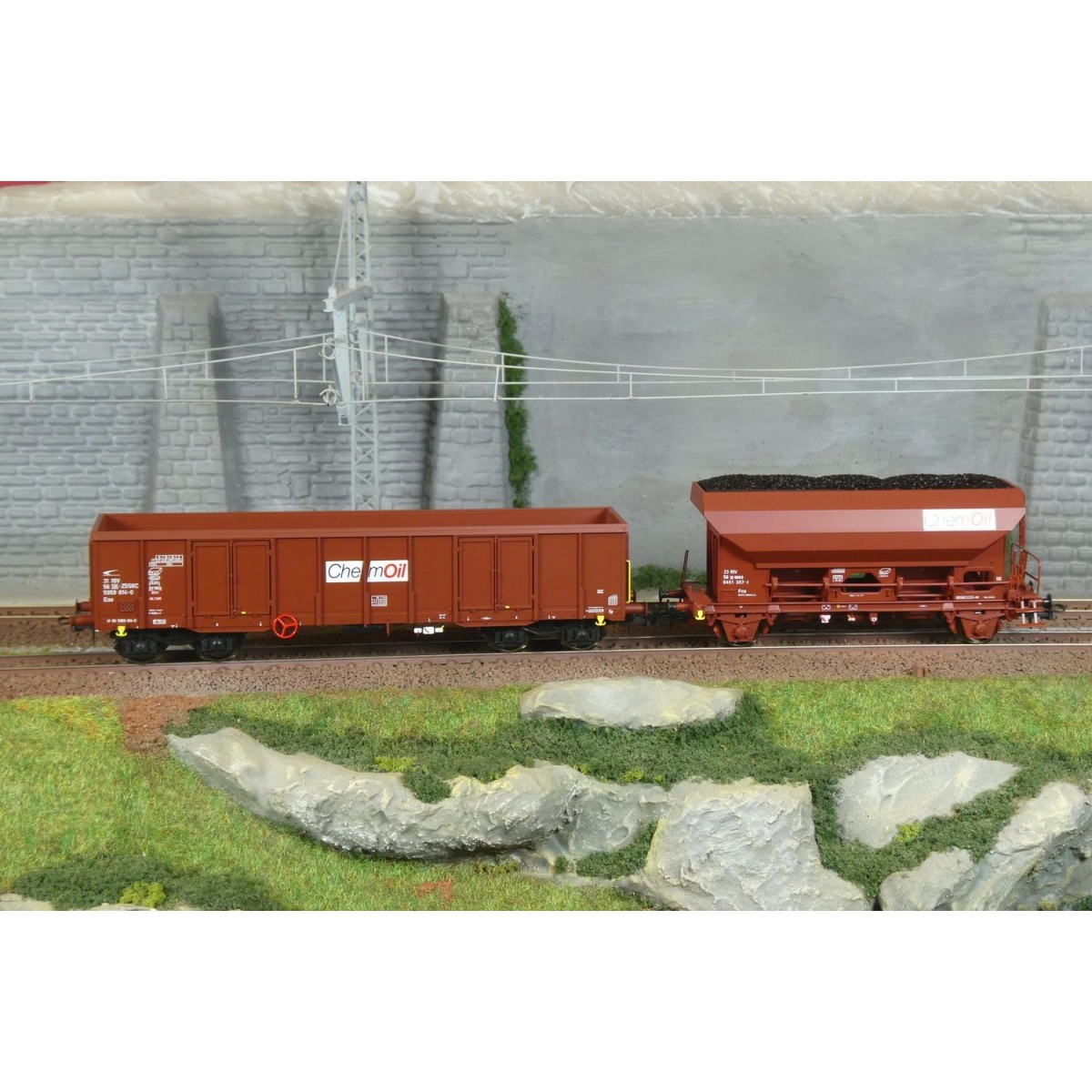 Set of 2 Chemoil freight wagons - Roco 6600221, H0 1/87