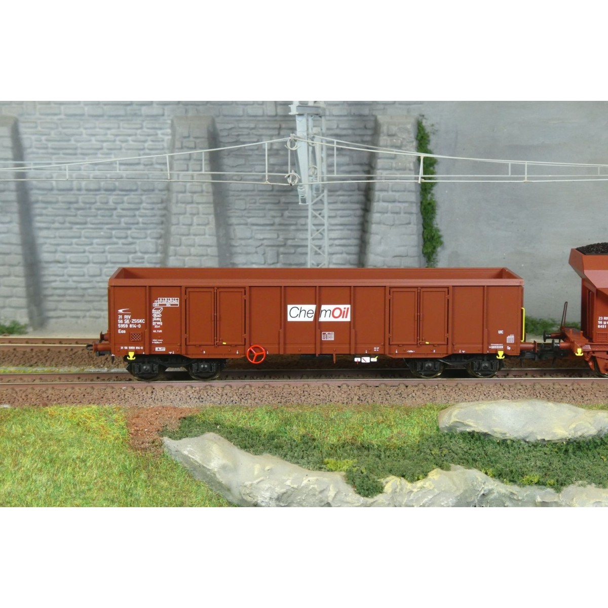 Set of 2 Chemoil freight wagons - Roco 6600221, H0 1/87