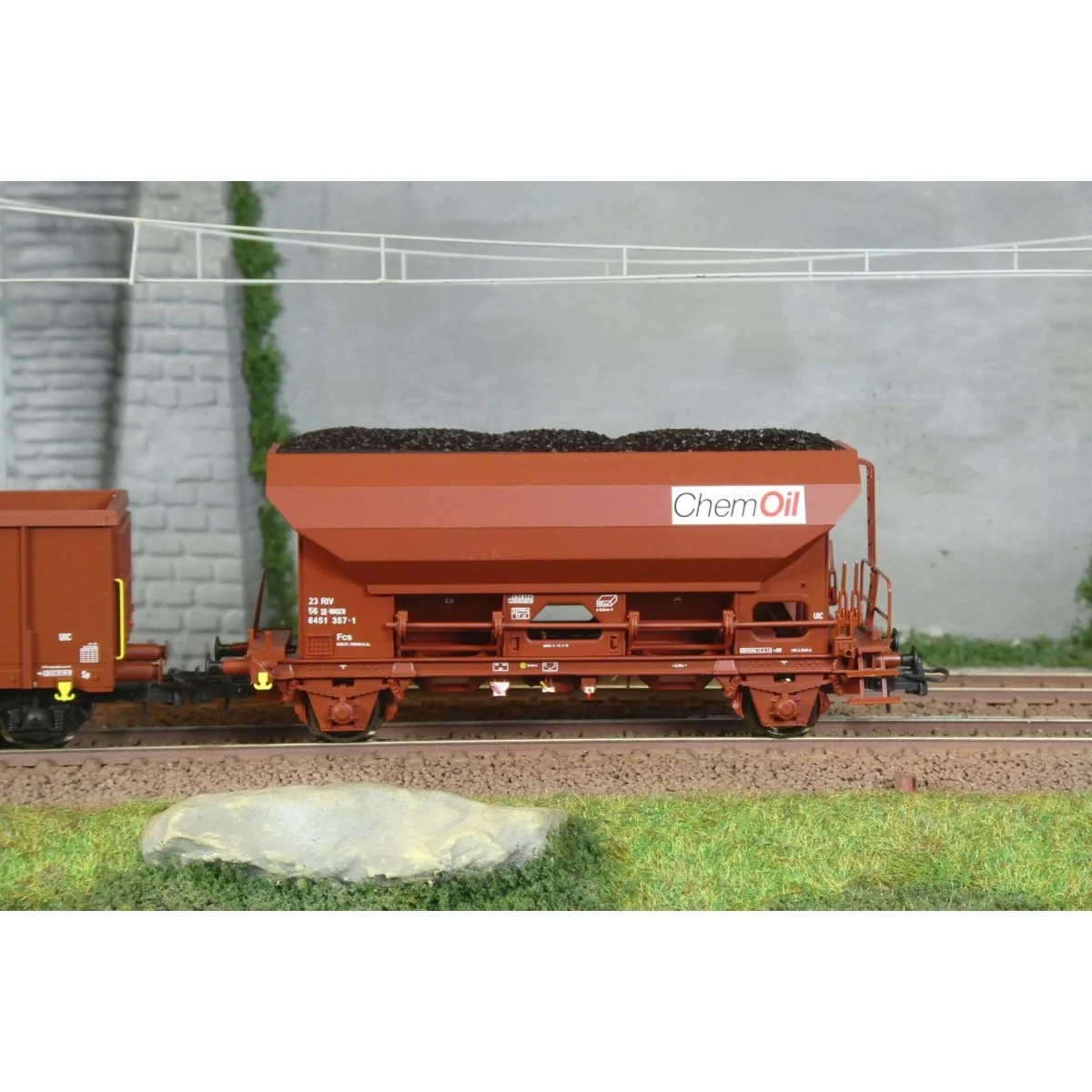Set of 2 Chemoil freight wagons - Roco 6600221, H0 1/87