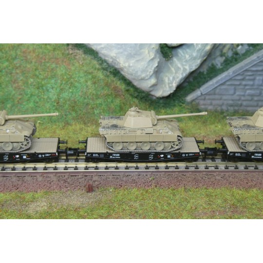 Fle_845606-Fleischmann 845606 Set of 3 flat wagons for transporting heavy loads, DRB, loaded with Panther tanks, N scale
