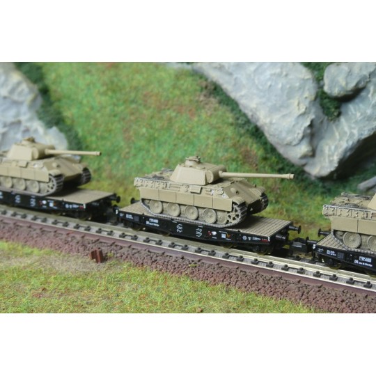 Fle_845606-Fleischmann 845606 Set of 3 flat wagons for transporting heavy loads, DRB, loaded with Panther tanks, N scale