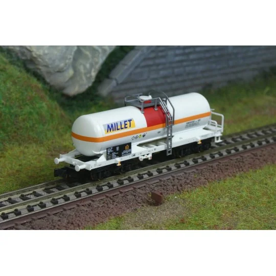 Trix_18979-Chemical tank wagon with bogies "Millet" - Trix 18979 - N