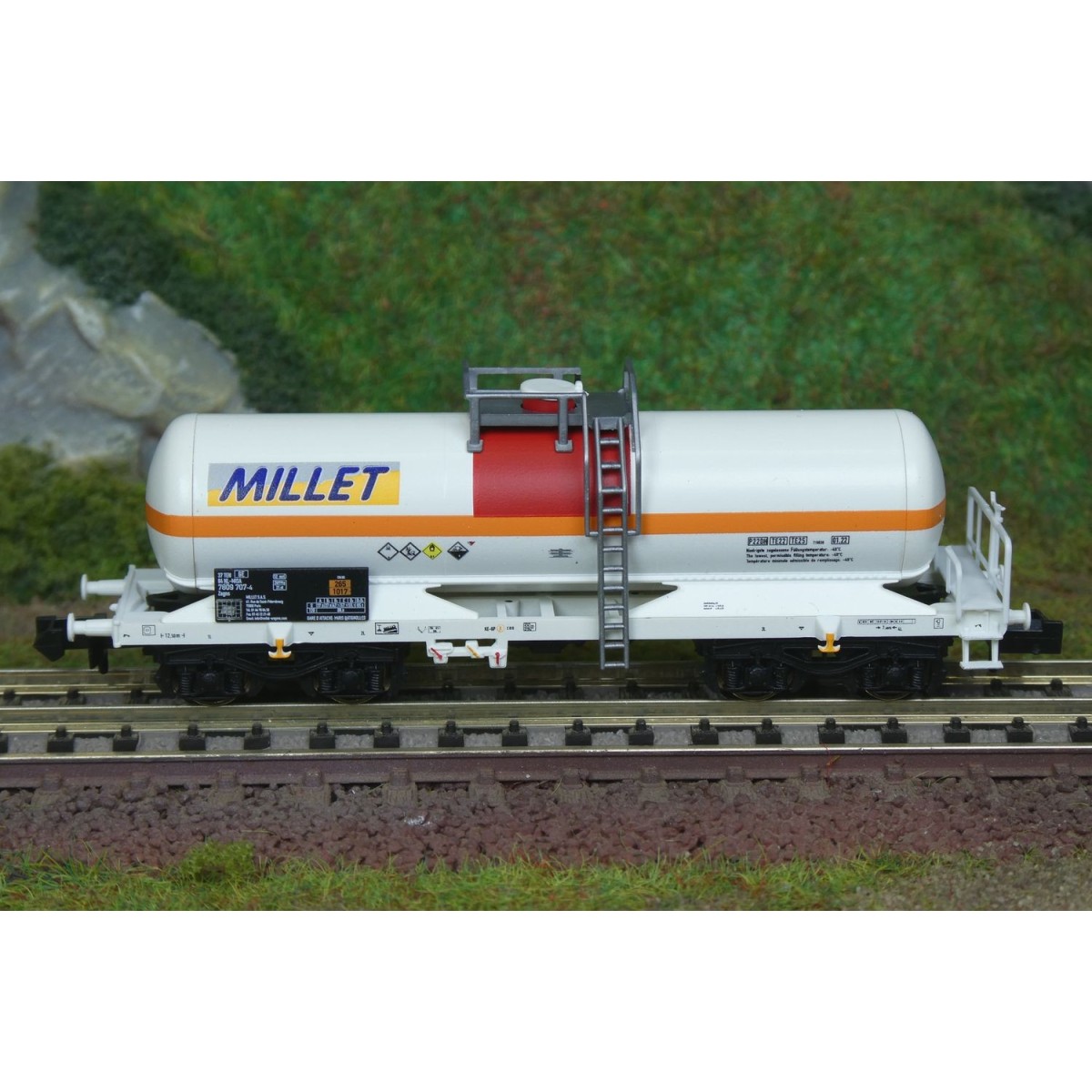 Chemical tank wagon with bogies "Millet" - Trix 18979 - N