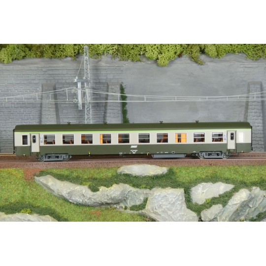 SNCF B10t U61 long USI coach, green/grey, Models World 40034 - HO MW_40034-USI Bmyfi U61 coach, SNCF - Models World MW40028 - Illuminated HO - MW_40034