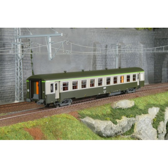 SNCF B10t U61 long USI coach, green/grey, Models World 40034 - HO MW_40034-USI Bmyfi U61 coach, SNCF - Models World MW40028 - Illuminated HO - MW_40034