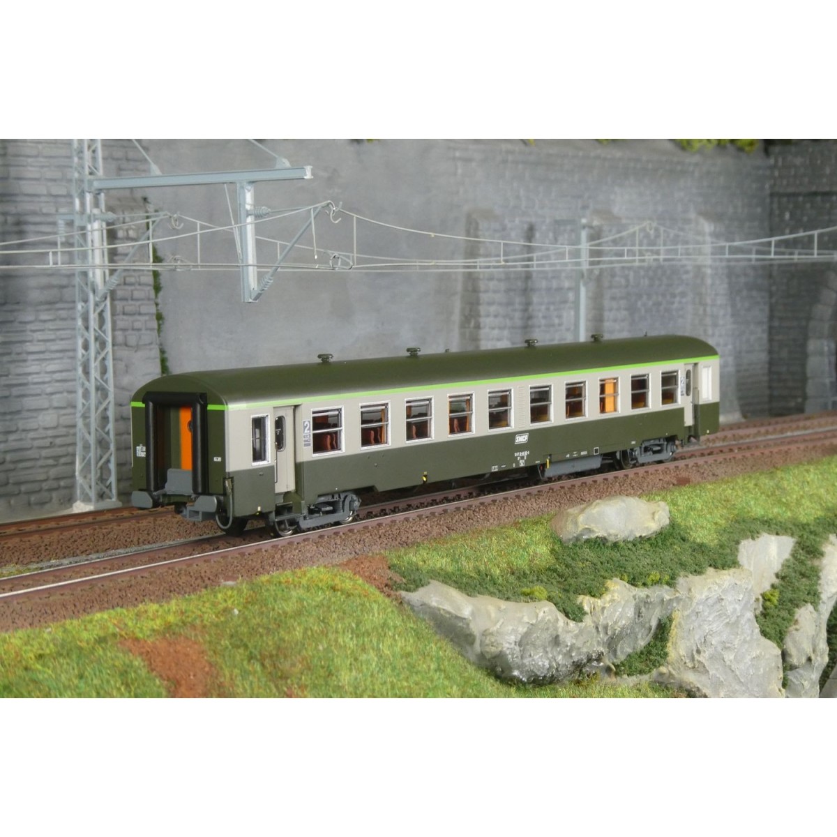 SNCF B10t U61 long USI coach, green/grey, Models World 40034 - HO SNCF B10t U61 long USI coach, green/grey, Models World 40034 - HO