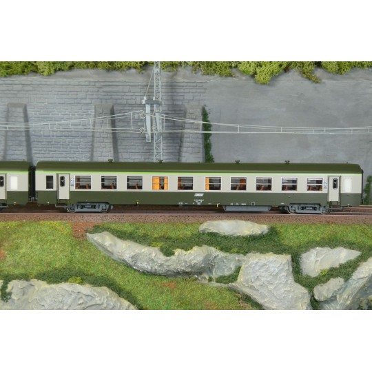 Set of 2 long USI B10t U61 green/grey SNCF, Models World 40035 coac... MW_40035-USI B10t U61 coach, SNCF - Models World MW40031 - Illuminated HO - MW_40035