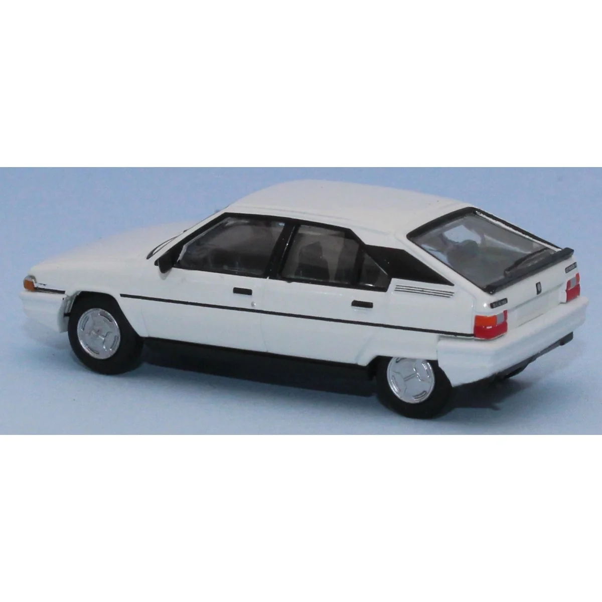 Voiture Citroën BX 16 phase 1 blanche 1983 - SAI 6481 - HO 1/87