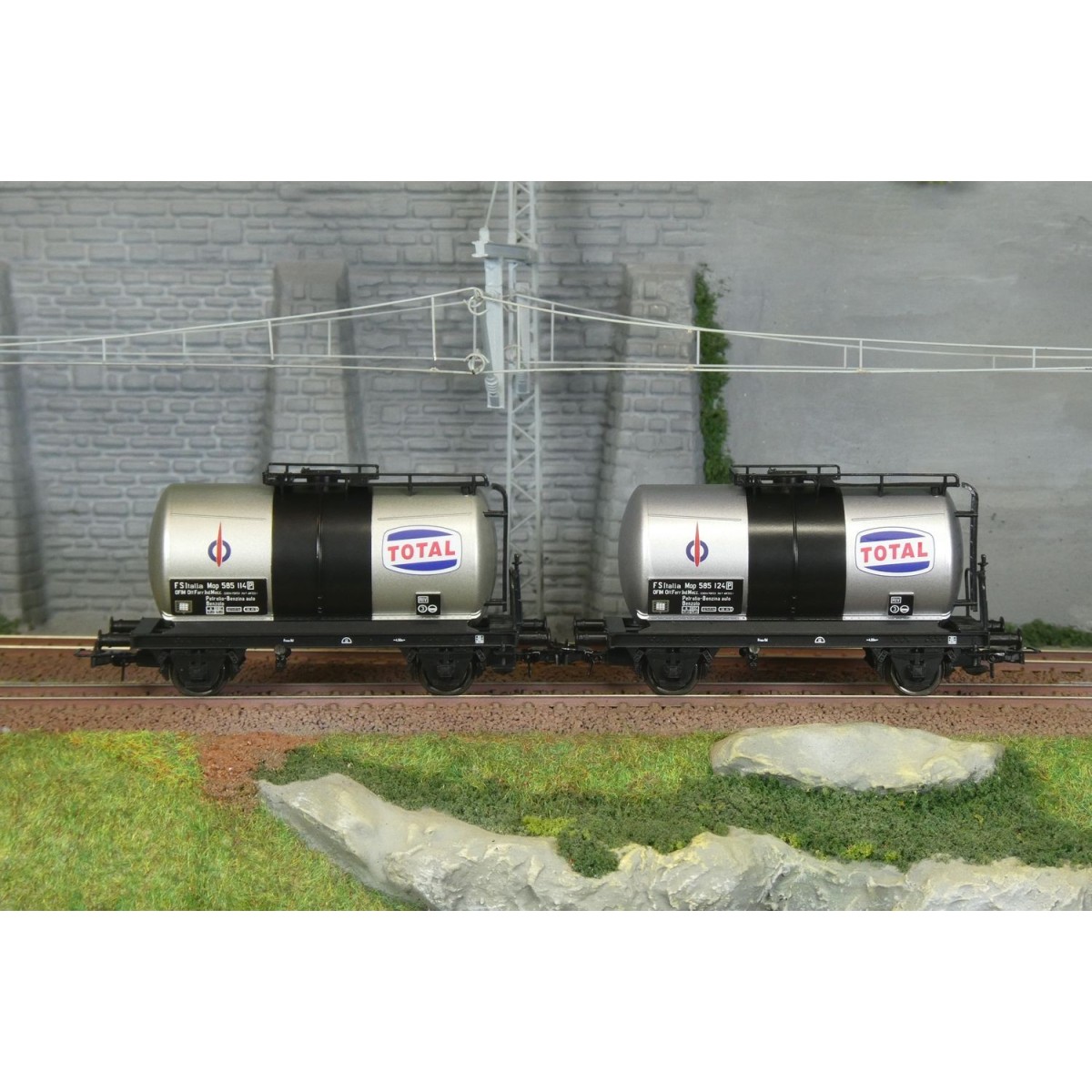 Rivarossi HR6565 Set of 2 two-axle tank wagons, FS, Total Rivarossi HR6565 Set of 2 two-axle tank wagons, FS, Total