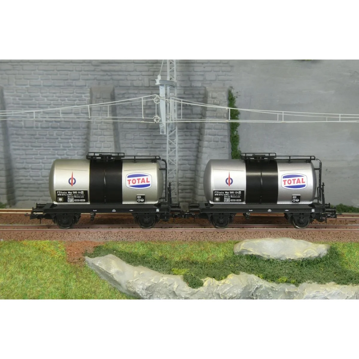 Rivarossi HR6565 Set of 2 two-axle tank wagons, FS, Total Rivarossi HR6565 Set of 2 two-axle tank wagons, FS, Total