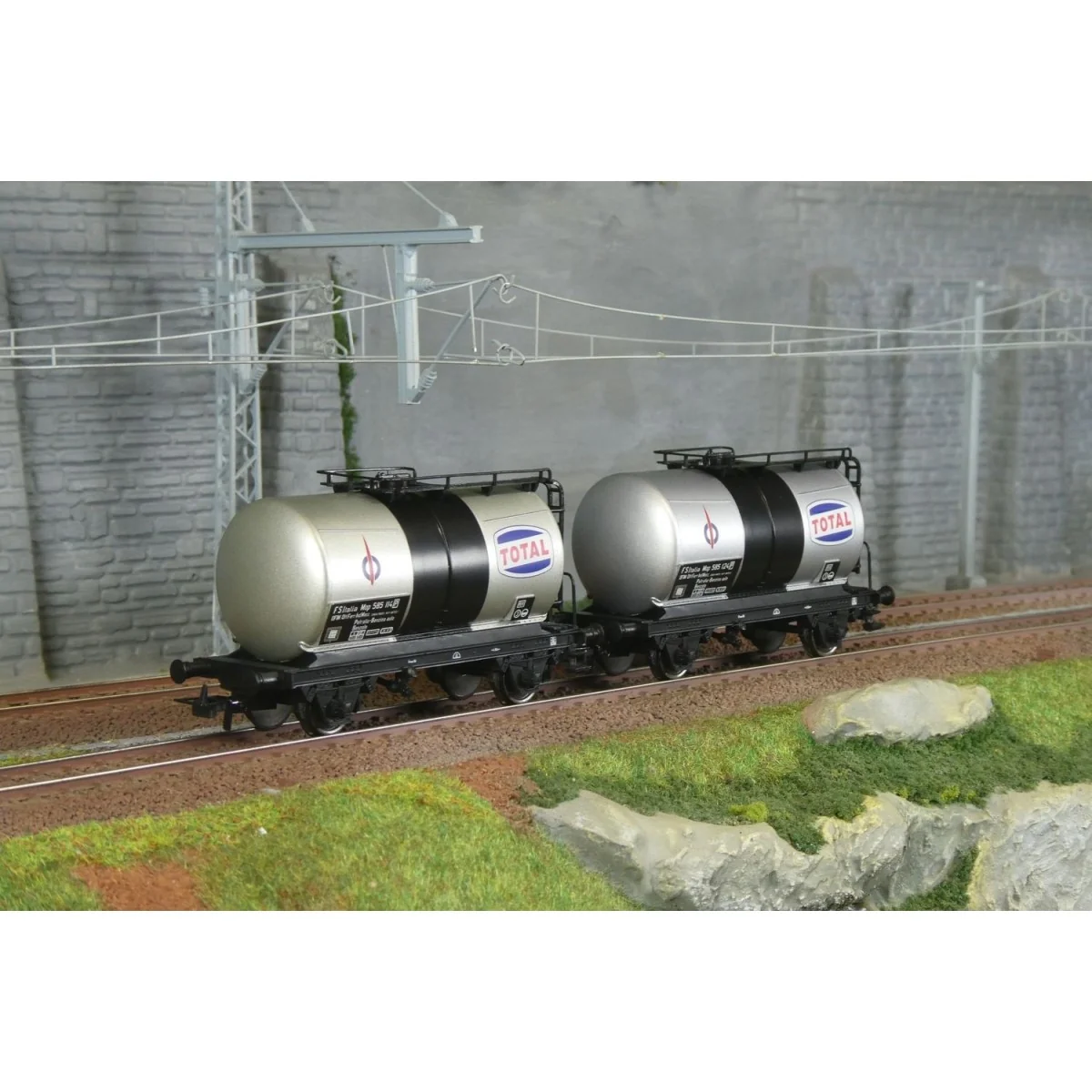 Rivarossi HR6565 Set of 2 two-axle tank wagons, FS, Total Rivarossi HR6565 Set of 2 two-axle tank wagons, FS, Total