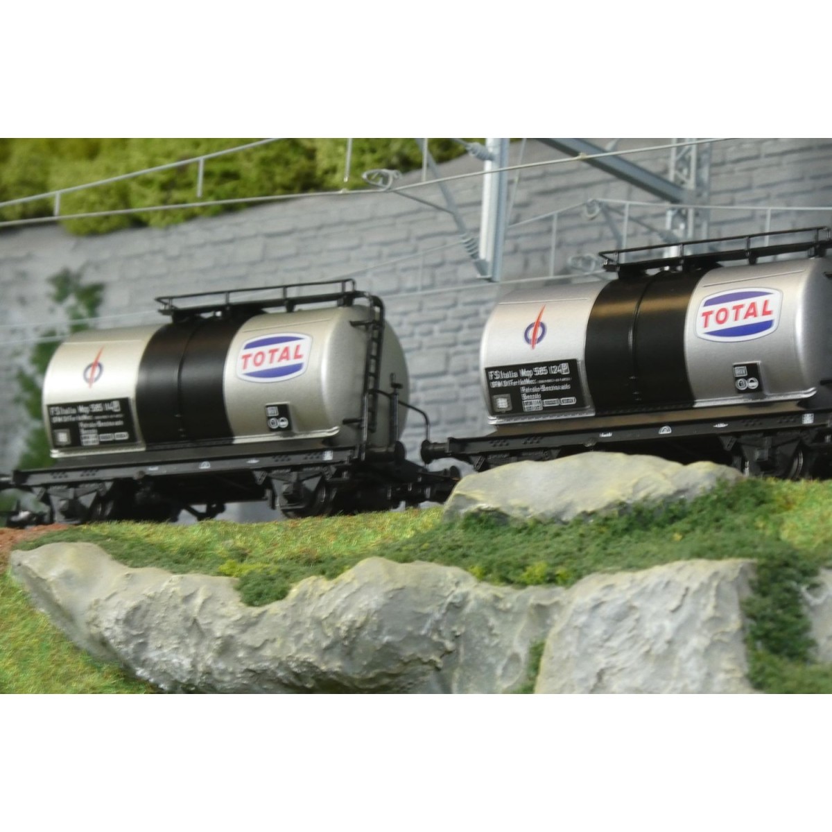 Rivarossi HR6565 Set of 2 two-axle tank wagons, FS, Total Rivarossi HR6565 Set of 2 two-axle tank wagons, FS, Total